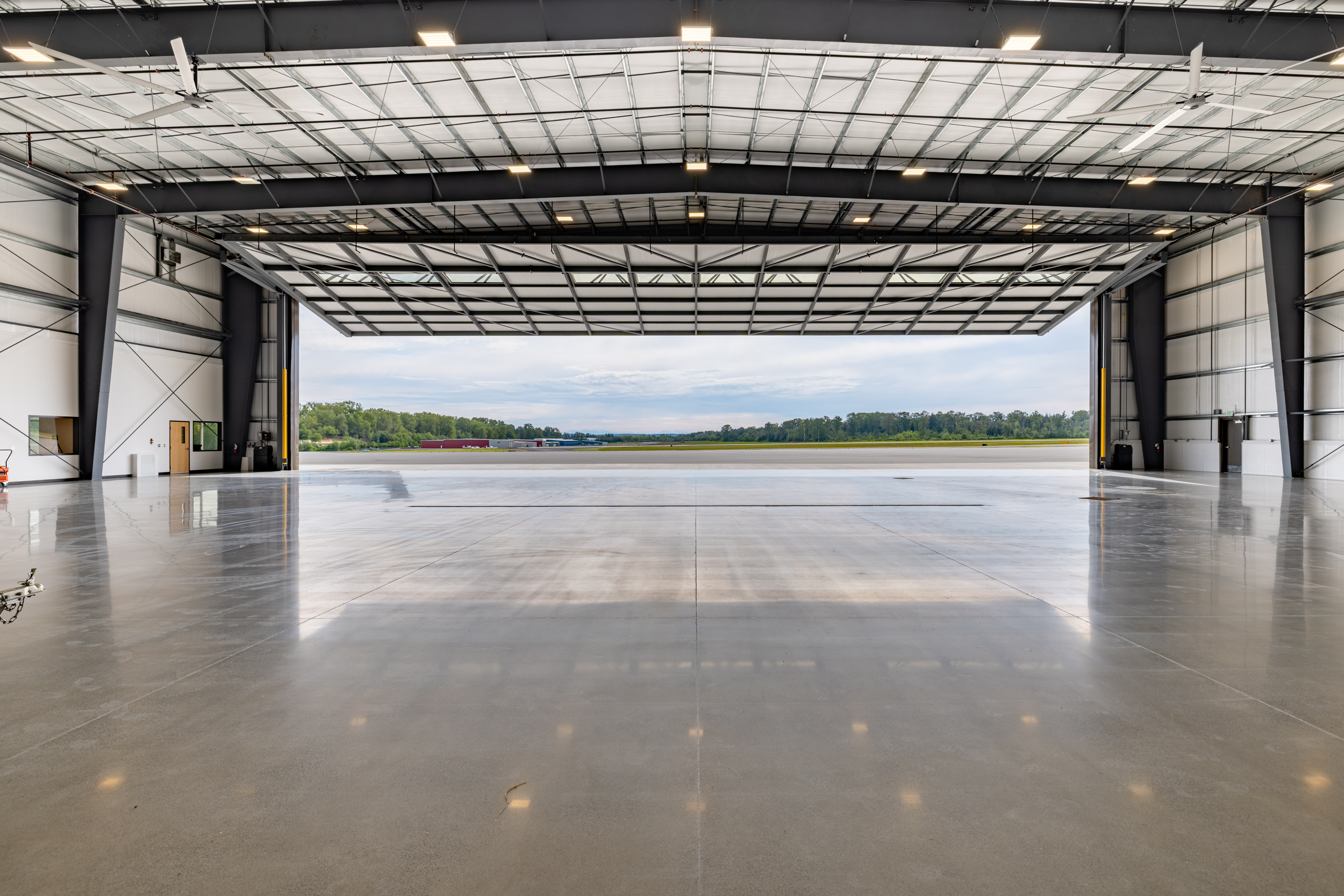 ±16,655 SF Aircraft Hangar and Office Facility For Sale or Lease